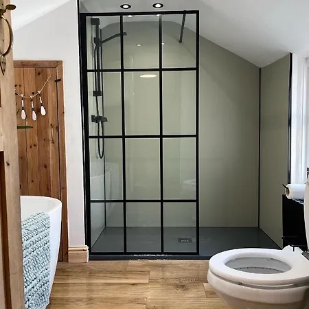 Spaven Mor, Near Stations, 3 Bedroom *