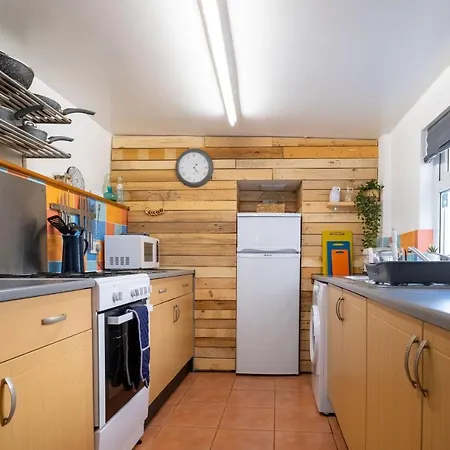 Spaven Mor, Near Stations, 3 Bedroom *